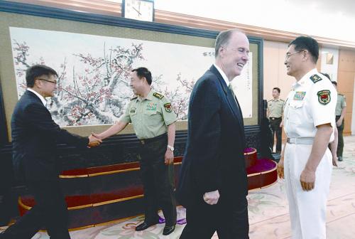 图说：中央军委副主席范长龙(左二)28日在北京八一大楼会见美国总统国家安全事务助理多尼伦(右二)。