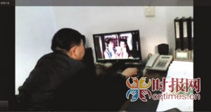 镇长上班看视频，电脑上显示为《新白娘子传奇》