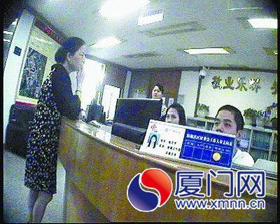 厦门部分行政服务窗口上班忙网购玩游戏 
