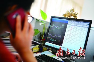 “全民炒股”时代又一次到来，一些患得患失的股民边工作边炒股。南方日报记者